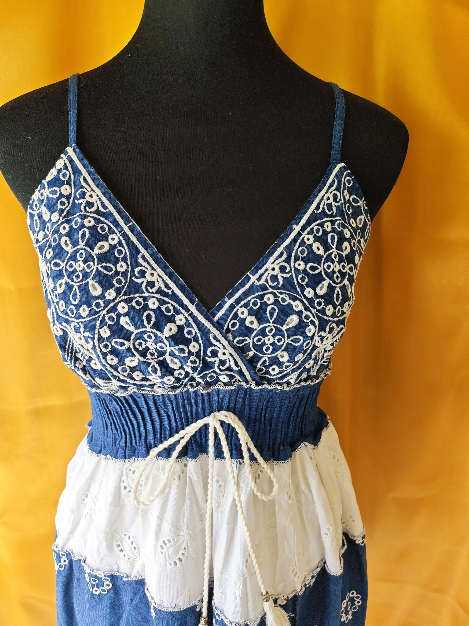 Vestido azul y blanco con bordados 